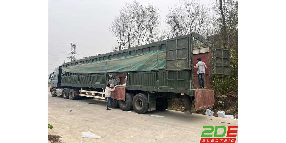 Xe tải 2DE giao thang máng cáp cho dự án Solar