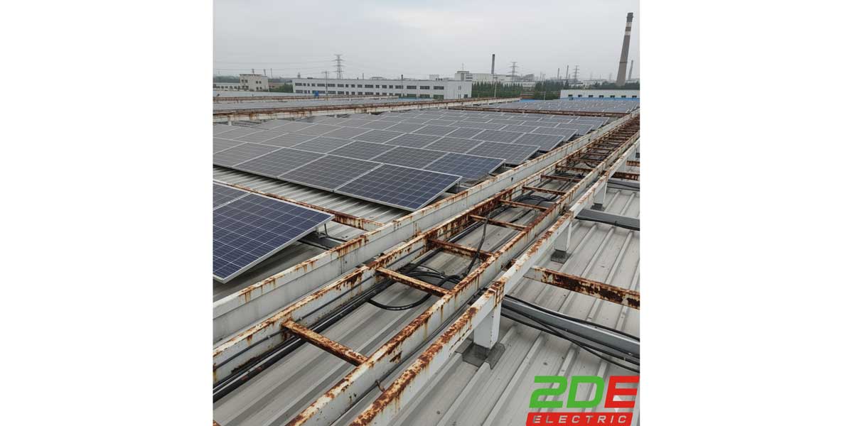 Thang máng cáp bị rỉ sét ngoài trời (minh họa)