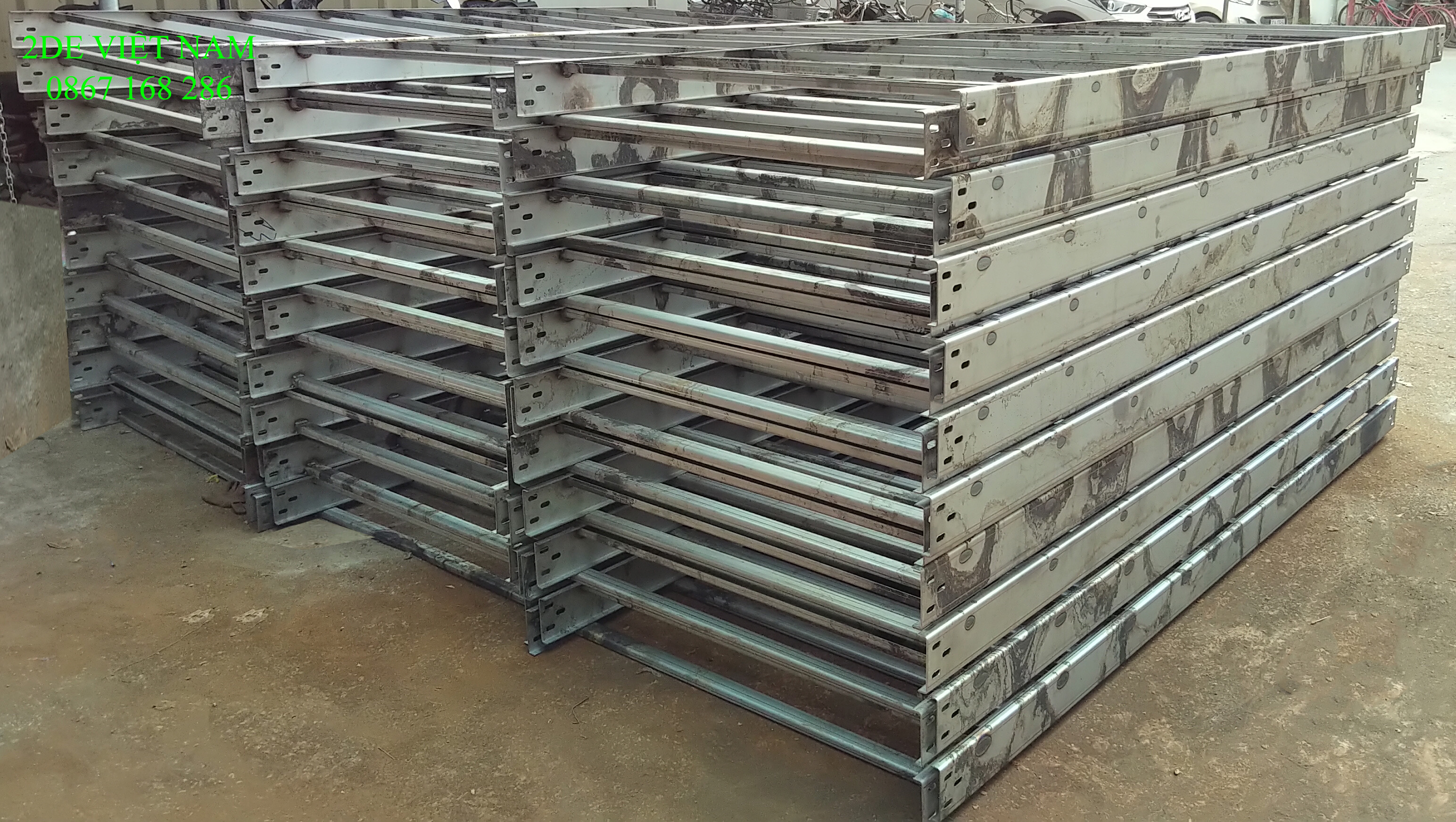 Thang cáp 800x100 sau khi hàn xong để chuyển qua xưởng sơn tĩnh điện